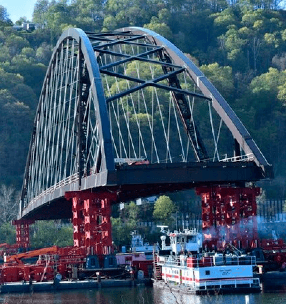Puente de Wellsburg flotó en su lugar en el río Ohio